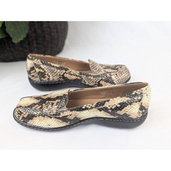 Clarks Bayou Q Faux Snakeskin Loafers Womens Sz 6 | Cushioned Low Heel Slip Ons - Picture 5 of 8